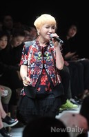 [포토]박윤희 디자이너 패션쇼 오프닝 여는 가수 박혜경