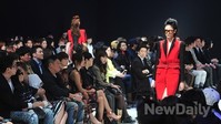 [포토]쇼장의 시선 사로잡는 모델들의 강렬한 레드