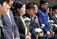 [포토]천안함 4주기 추모행사, 국화꽃 가슴에 얹고 절로 숙연해지는 표정