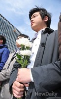 [포토]천안함 4주기 추모의 국화꽃 안은 청년