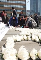 [포토]천안함 4주기, 잊혀지면 않되는 것들 '추모의 손길'