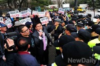 [포토]검사 면담 요청하는 어버이연합 회원들