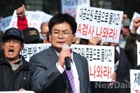 [포토]검찰 규탄하는 어버이연합 추선희 총장