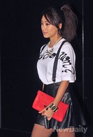 [포토]씨스타 보라, 빨간클러치백이 돋보이는 코디