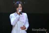 [포토]15번째 앨범 쇼케이스, 열창하는 이선희