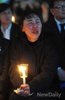 [포토]천안함 4주기, 용사들을 기리는 시민의 눈물