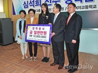 [포토]심석희선수, 빛나는 장학금 증서