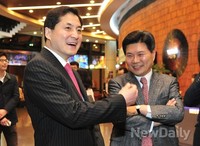 [포토]콘서트 관람하러 온 박대출-홍문종 의원