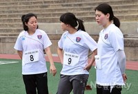 [포토]여자 럭비 7인제 국가대표 상비군 선발전, 긴장 되는 중에도 잠깐의 수다타임