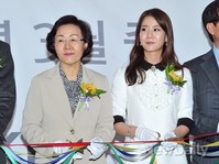 [포토]카라 한승연, 커팅식 직전 긴장된(?)표정 '언제 자르지?'