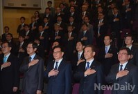 [포토]이주열 한국은행 신임총재, 취임후 업무시작