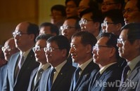 [포토]기념촬영하는 이주열 한국은행 총재