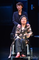 [포토]위트넘치는 대사가 돋보이는 연극 '베키 쇼'