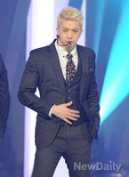 [포토]더 쇼, 엠블랙 천둥의 카리스마 넘치는 눈빛