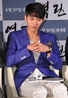 [포토]역린, 조각상 같은 현빈 '생각하는 모습도 잘생김이 뚝뚝'