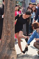 클라라가 '맨발'로 명동을 질주한 까닭은?