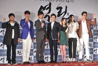 [포토]역린 '화이팅' 외치는 이재규 감독과 배우들