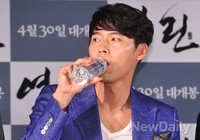 [포토]역린의 '왕' 정조 현빈, 물 마시는 모습도 남달라 보여