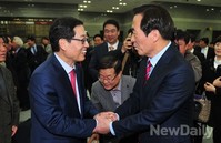 [포토]인사 나누는 새누리당 '김황식-정몽준' 서울시장 예비후보