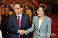 [포토]인사 나누는 '김황식-이혜훈' 서울시장 예비후보