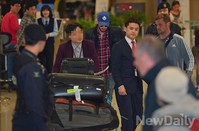 [포토]선글라스에 고개숙인 캡틴, 크리스 에반스 입국