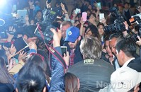 어벤져스2 촬영차 크리스에반스 입국..공항은 아수라장