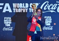 [포토]한국 찾은 월드컵트로피, 5일 부터 일반인에게 공개