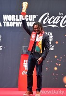 월드컵 우승자만 가질수 있는 피파 월드컵트로피, 딱3일 한국에..