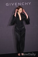 [포토]고준희, '더 예쁘게 나와야지!' 머리 정리하는 중