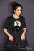 [포토]정려원, 독특한 디자인 돋보이는 스커트입고 환한 미소