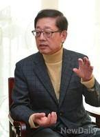 [포토]질문에 답하는 김황식 서울시장 예비후보