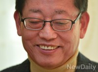 [포토]크레용팝 춤사위 질문에 미소짓는 김황식 예비후보