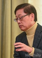 [포토] 질문에 답하는 김황식 예비후보