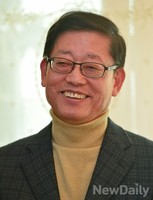 [포토]미소짓는 김황식 예비후보