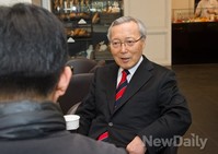 [포토]일본 교과서 왜곡에 대한 견해 밝히는 허문도 前 장관