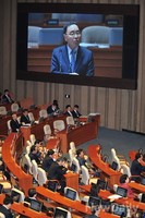 [포토]의원들의 질문에 답변하는 정홍원 국무총리