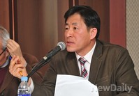 [포토]진지한 표정으로 발표하는 김행범 교수