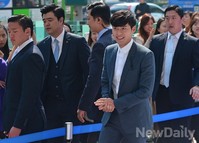 [포토]배우현빈, 경호 받으며 광화문에 등장