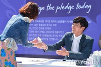 [포토]팬에게 사인 전달하는 현빈, 팬들과 함께해서 행복