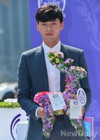 [포토]사향노루 상을 든 배우 현빈