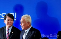 [포토]기자회견장 떠나는 '안철수-김한길' 새정치민주연합 대표