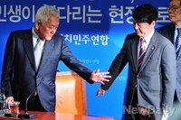 [포토]기자회견장 떠나는 '김한길-안철수' 대표