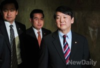 [포토]새정치민주연합 의원총회 참석하는 안철수 공동대표