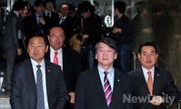 [포토]의원총회 위해 들어오는 안철수 공동대표