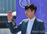 [포토]팬들에게 손인사하는 현빈