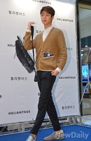 [포토]시크하게 가방매는 강민혁