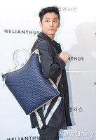 [포토]유니크한 가방 맨 이재진