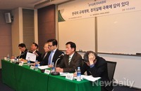 [포토]정치실패 연속토론회, 고민하는 토론자들