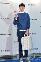 [포토]벌집프린트 된 가방든 이정신