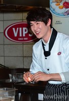 [포토]유연석 명동에서 게릴라이벤트 진행